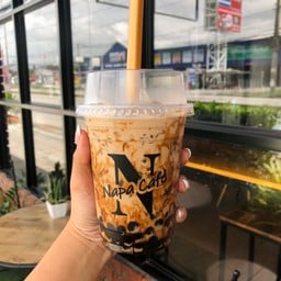 นาป่า คาเฟ่ & คอฟเฟิล ร้านอยู่ฝั่งตรงข้ามกับไทวัสดุนาป่า