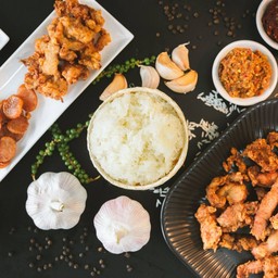 ข้าวเหนียวหมูทอด 2 กล่องแถมข้าวเหนียวกุนเชียง 1 กล่อง