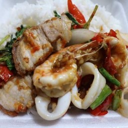 ข้าวราด กระเพราจักรพรรดิ