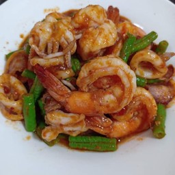 ผัดพริกแกงกุ้งปลาหมึก
