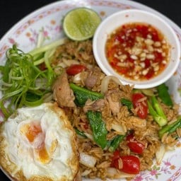 คุณเล็กกระเพราหมูกรอบ ต้มเลือดหมู