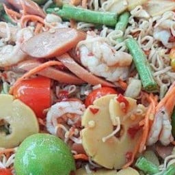 ป้าอ้วนส้มตำ ยำมะม่วง (เจ้าเก่าข้าง รร.อนุบาล)