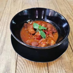 แกงฮังเล รสชาติลืมไม่ลง ไม่เคยเปลี่ยนร้านเลย ติดใจมากๆค่ะ กลับมาสั่งทุกครั้ง แนะ