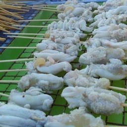 P หนิง ปลาหมึกสดย่าง ตลาดเพ็ญทรัพย์