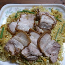 ผัดหมี่สิงคโปร์   หมูกรอบ