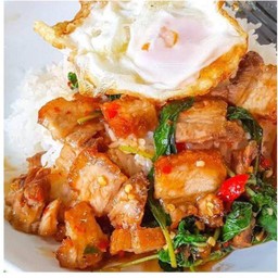 ข้าวราด กระเพราหมูกรอบ (ไม่รวมไข่ดาว)