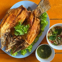 ปลากระพงทอดกระเทียม