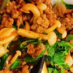 ข้าวกระเพราเห็ดหมูสับ