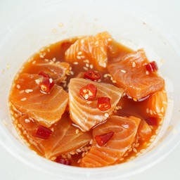 แซลมอนดองซอสโคชูจัง ฟินมากก พร้อมน้ำจิ้มซีฟู๊ด+วาซาบิ