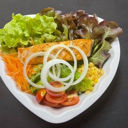 สลัดปลาแซลมอน/ฟรีส้มตำไทย