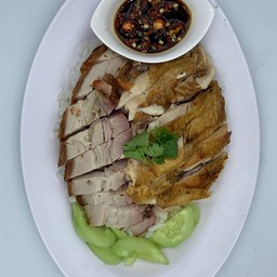 ข้าวหน้าไก่อบ+หมูกรอบ (ข้าวขาวนะครับ)