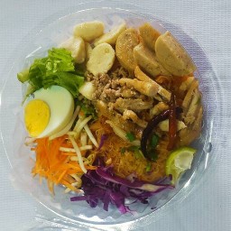 ยำหมี่โบราณ เส้นหมี่ผัดซอส by เจ้ปุ๊ก
