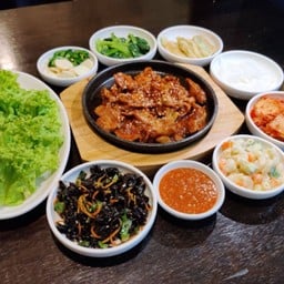 หมู โกชุจังกูอิ+ ข้าว+ผัก+เครื่องเคียง  4อย่าง (Dweji Gochujang-gui)