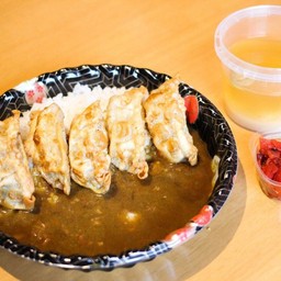 ข้าวแกงกะหรี่เกี๊ยวซ่าทอด 5 ชิ้น(ถาด)