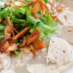 ก๋วยจั๊บริมกุด