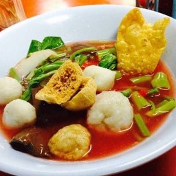 แอน ก๋วยเตี๋ยวลูกชิ้นปลา
