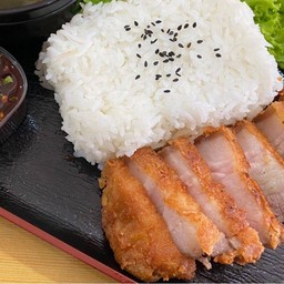 ข้าวหมูสามชั้นทอดน้ำปลา