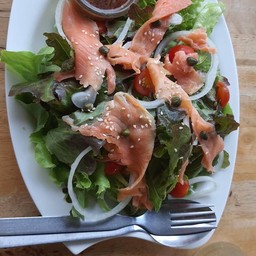 แซลมอนสลัด Salmon Salad