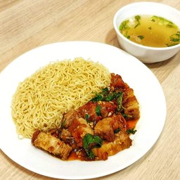 บะหมี่กระเพราหมูกรอบ