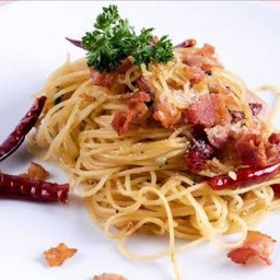 สปาเก็ตตี้เบคอนผัดพริกแห้ง