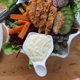 สลัดไก่กรอบ Fried chicken salad