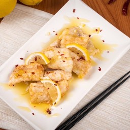 เนื้อปลากระพงทอดราดซอสมะมาว