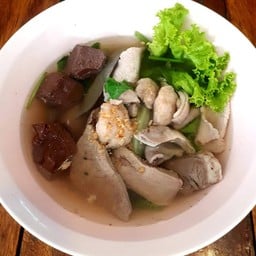 เจ๊ไก่ต้มเลือดหมู