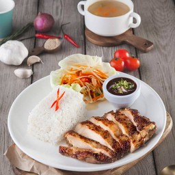 ข้าวสเต็กหมูพริกไทยดำส้มตำไทย