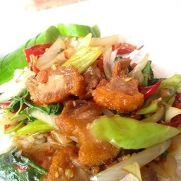 กระเพราหมูกรอบ