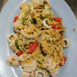 ปลาหมึกผัดผงกะหรี่