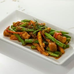 ถั่วผัดพริกขิงกากหมู