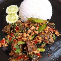 ข้าวกระเพราหมูสับไข่เยี้ยวม้า