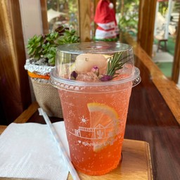 ลิ้นจี่กุหลาบโซดา เย็น