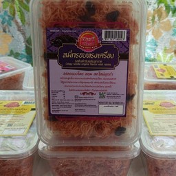 หมี่กรอบทรงเครื่อง โรยหน้าลูกเกด