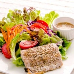 สลัดปลาแซลมอน