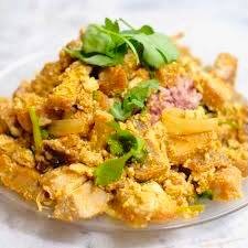 ผัดผงกระหรี่หมูกรอบ