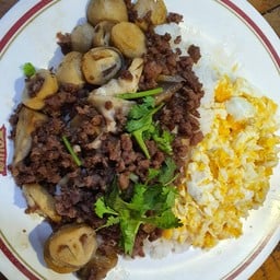 ไข่ขยี้ผัดน้ำมันหอยเนื้อ ราดข้าว