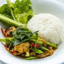 ข้าวกะเพราแซลมอนแซ่บ