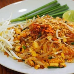 ผัดไทย ขนมผักกาด หน้าธนาคารกรุงไทย