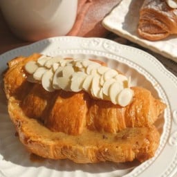 Vegetarian Almond Croissant