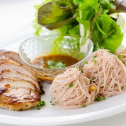 เส้นหมี่หมูย่าง น้ำจิ้มแจ่ว