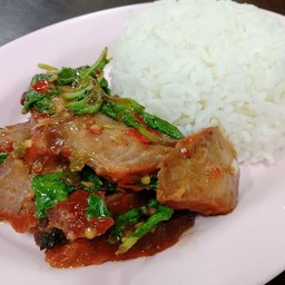 กระเพราหมูแดงราดข้าว