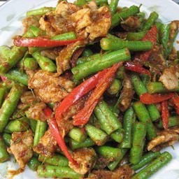 ข้าวราดพริกแกงหมูถั่วฝักยาว