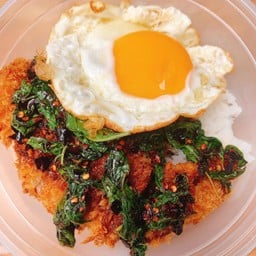 ข้าวกระเพราไก่กรอบ ไข่ดาว พริกแห้ง