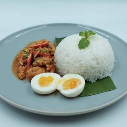 ข้าวพะแนงไก่หรือหมูไข่ต้ม