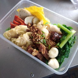 บะหมี่ถ้วย หมี่หยก หมูกรอบ เกี้ยวหมู แห้ง