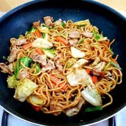ยากิโซบะ หมูโชยุ