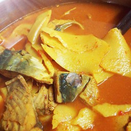 แกงเหลืองหน่อไม้ดองปลาซาบะ