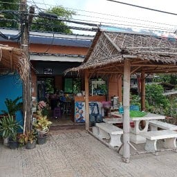 ป้านงลักษณ์ริมคลอง