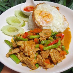 ข้าวผัดพริกแกงหมู+ไข่ดาว